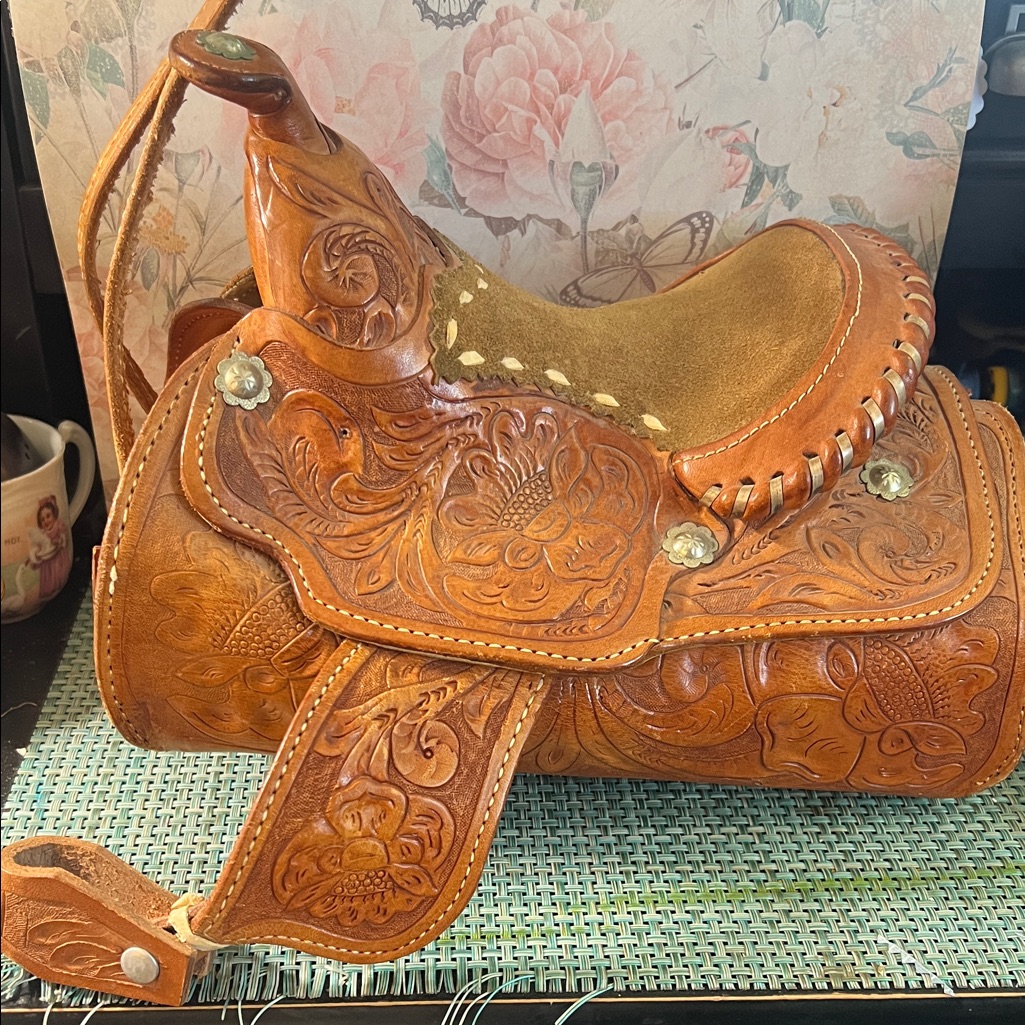 Tooled Leather Western Saddle - Tan Brown